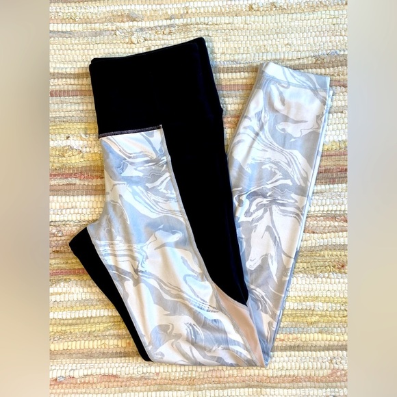 Athleta Powervita Marble Salutation leggings Size S - Picture 3 of 9
